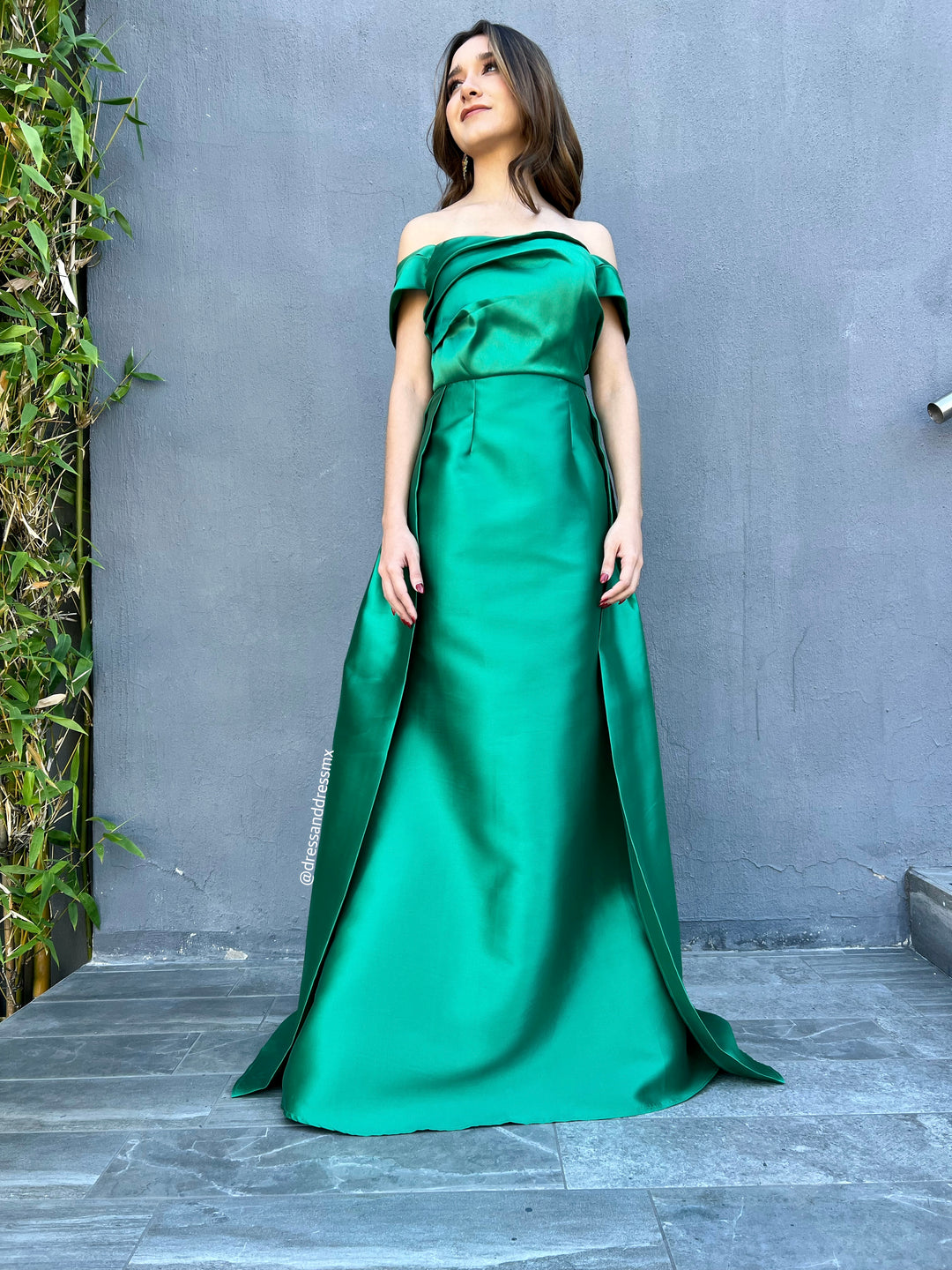 Vestido verde esmeralda cola