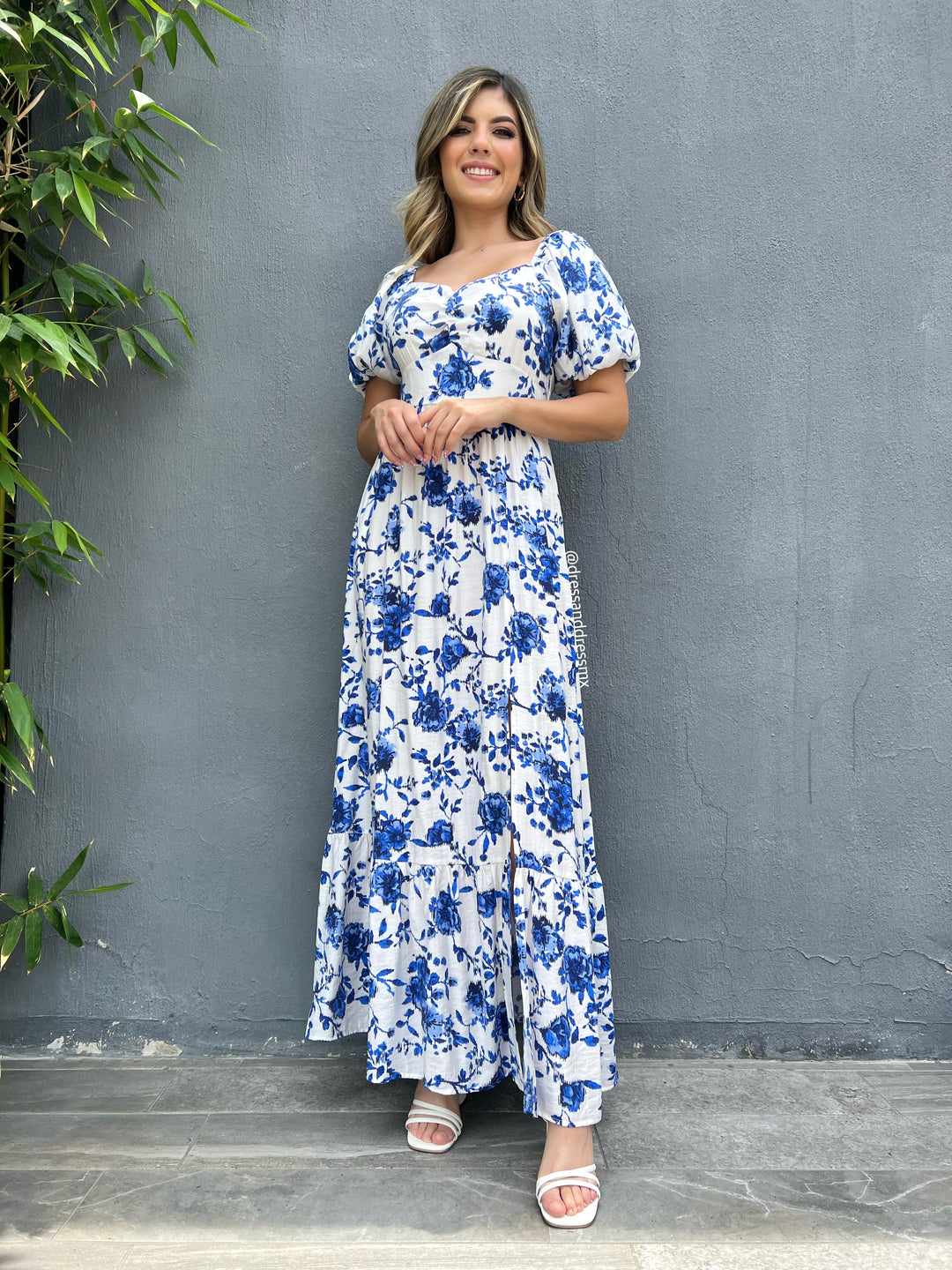 Vestido blanco flores azul rey