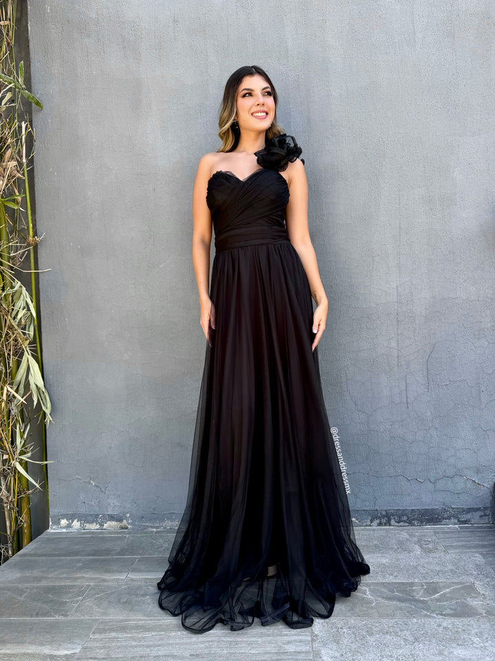 Vestido negro olanes en hombro