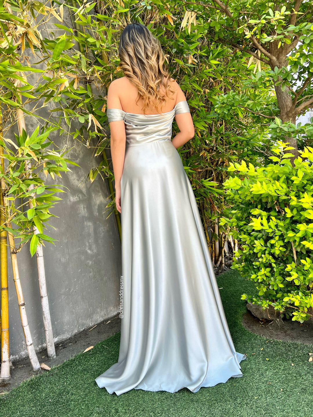 Vestido verdesito offshoulder satin