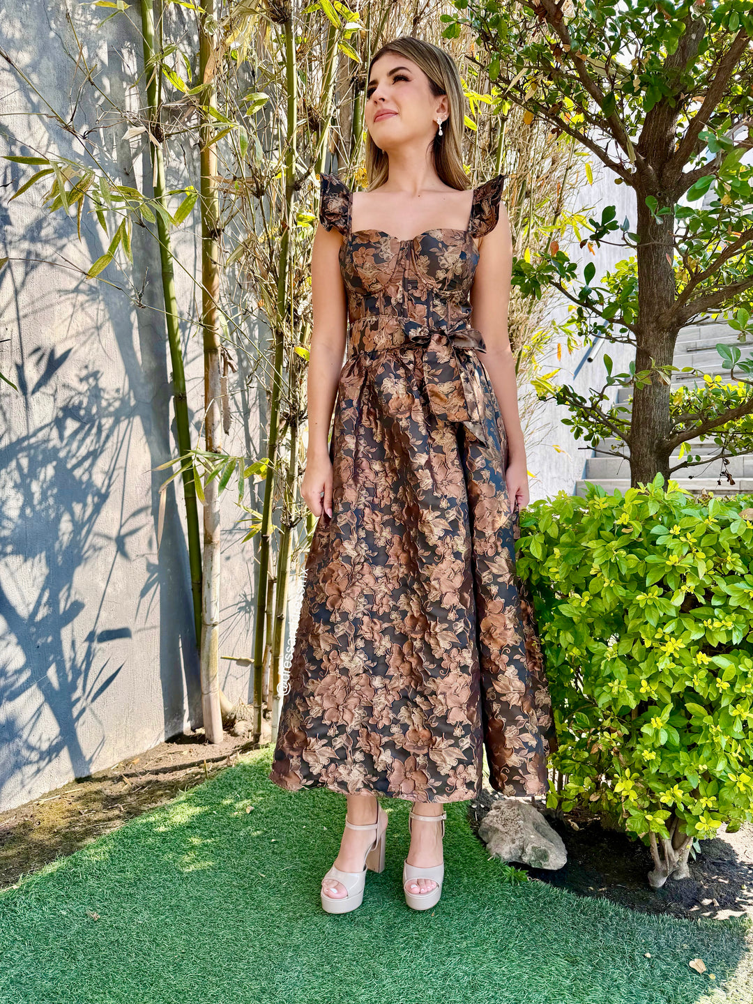 Vestido midi negro con bronce