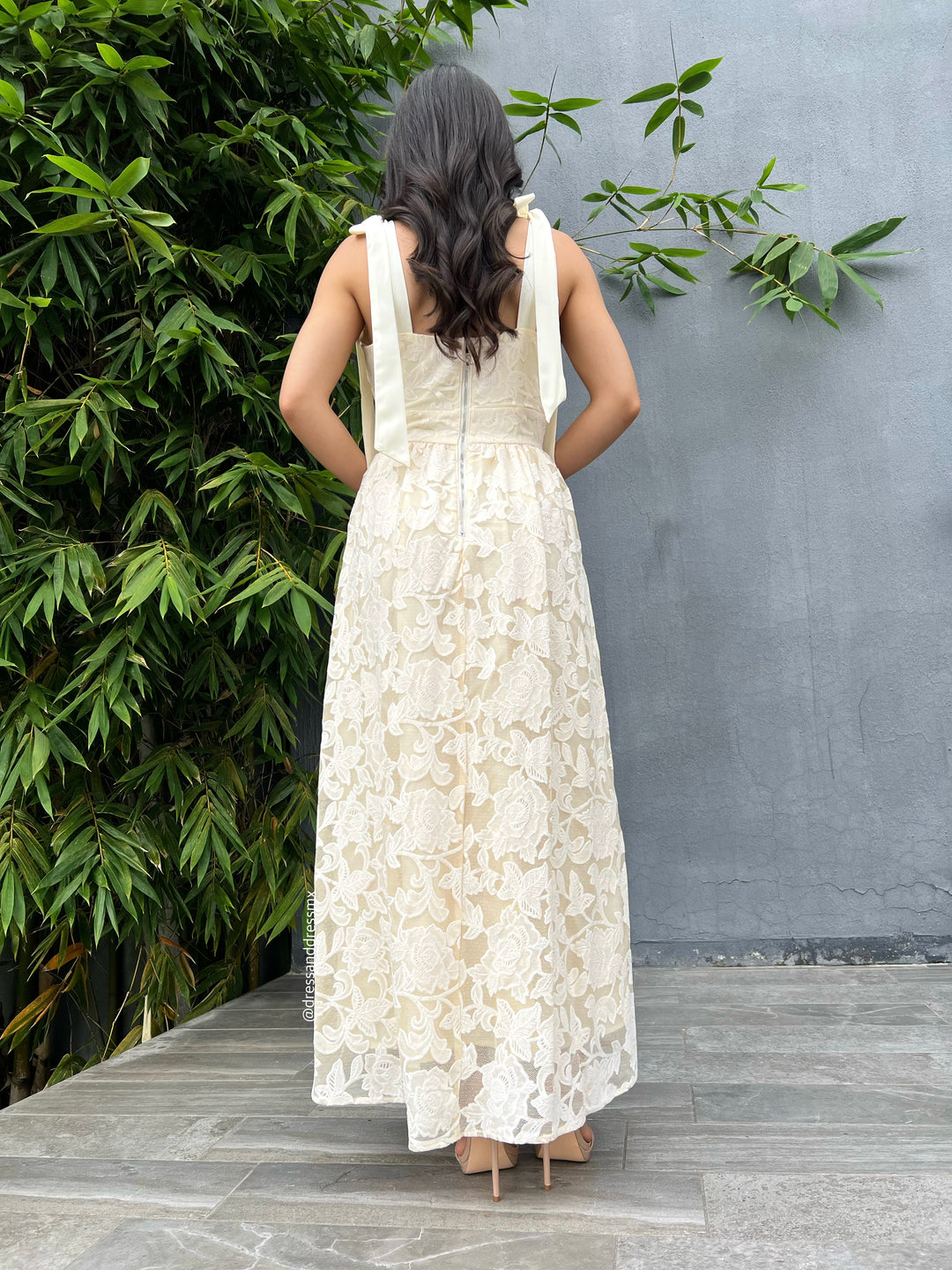 Vestido crema escote V