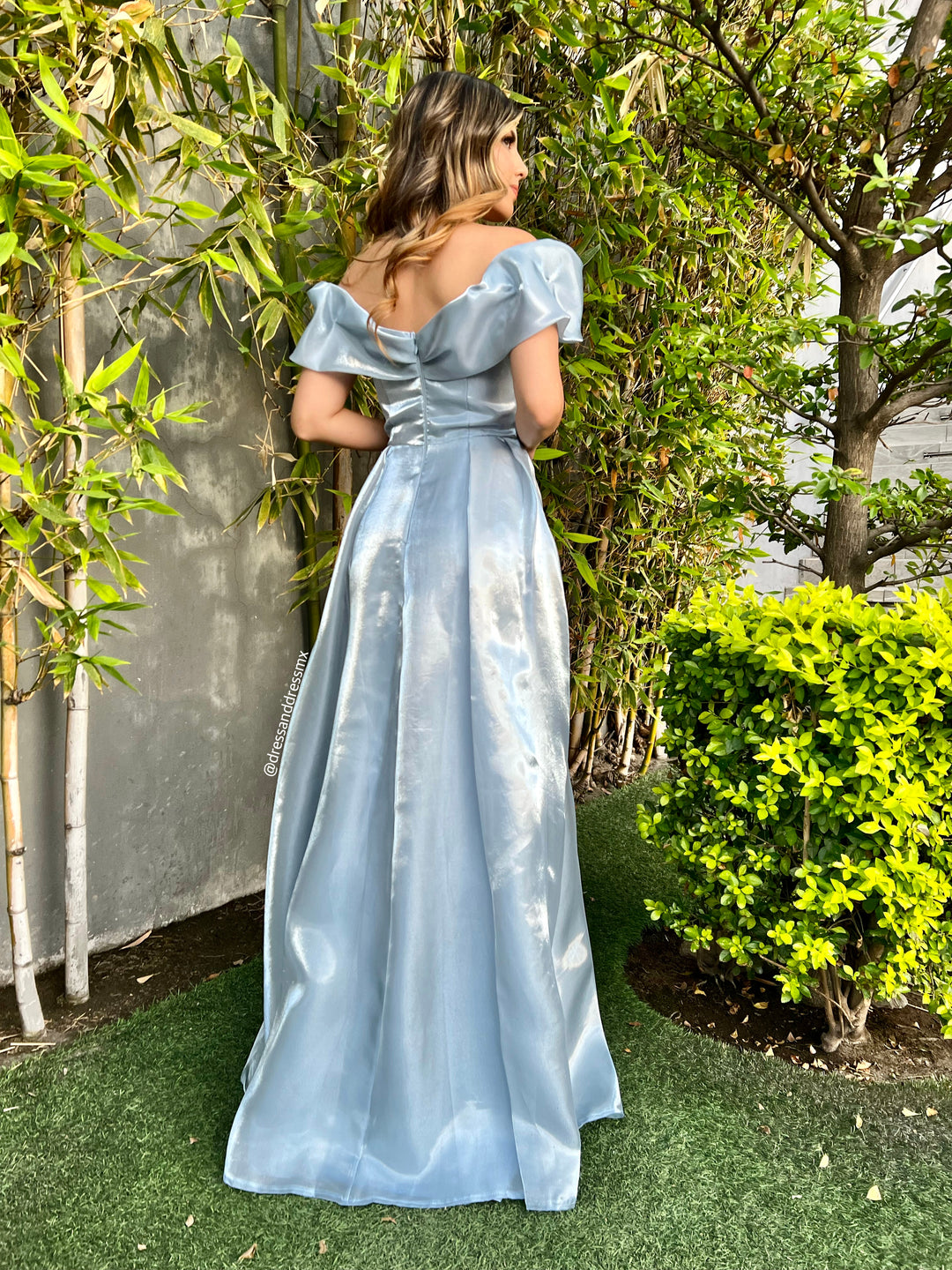 Vestido azul pastel offshoulder