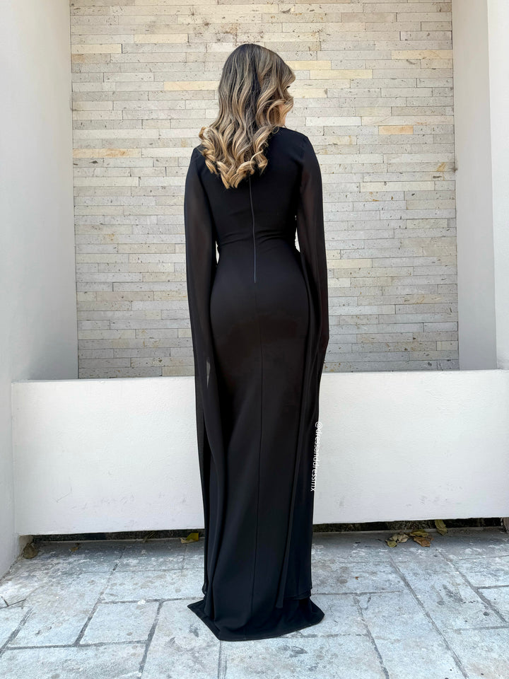 Vestido negro mangas tipo capa