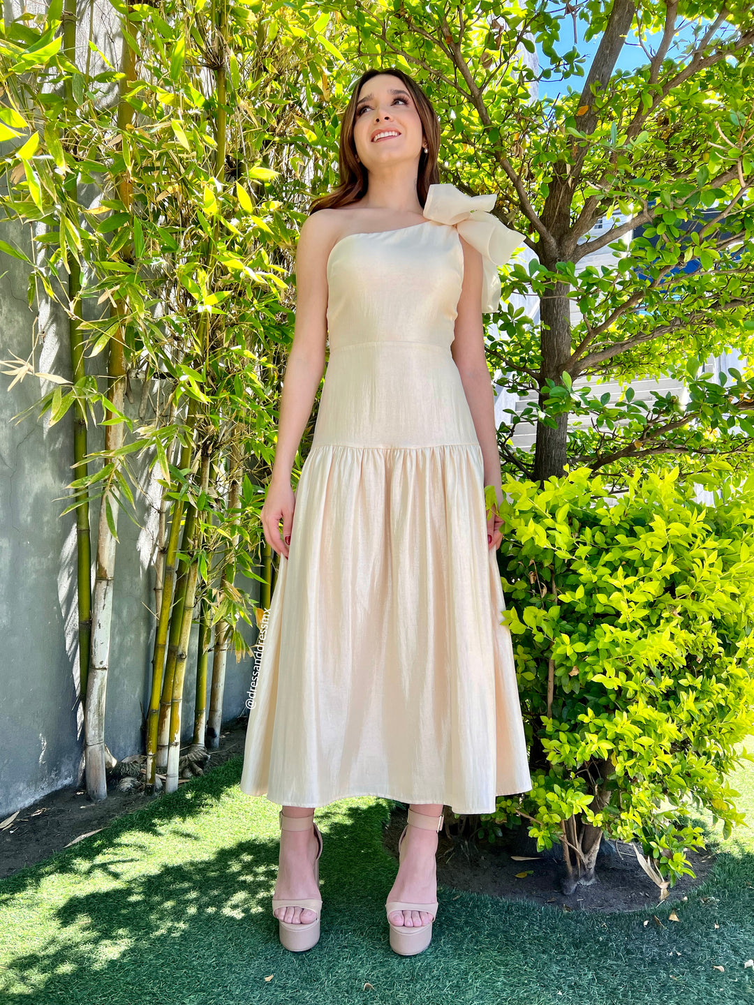Vestido crema moño