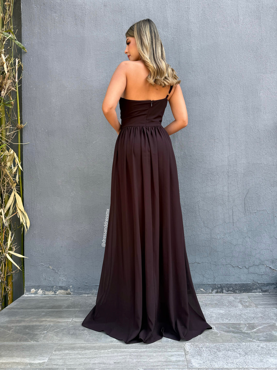 Vestido café obscuro argollas