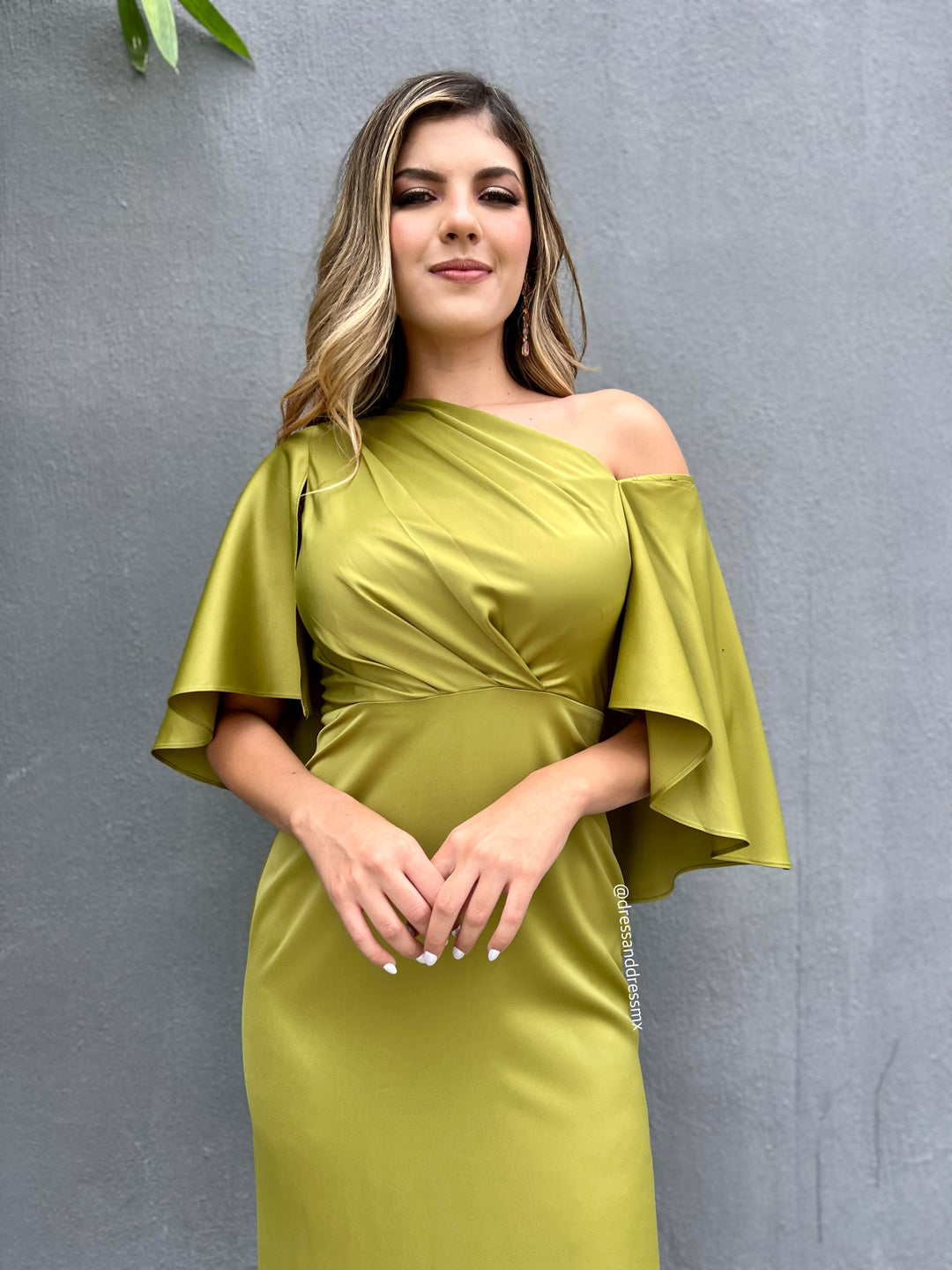 Vestido chartreuse capa