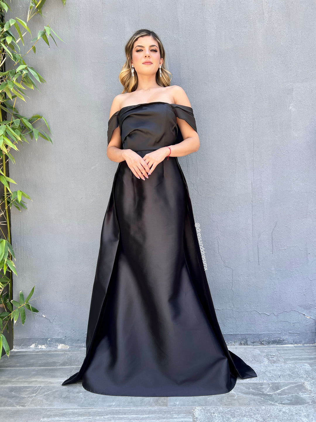 Vestido negro cola