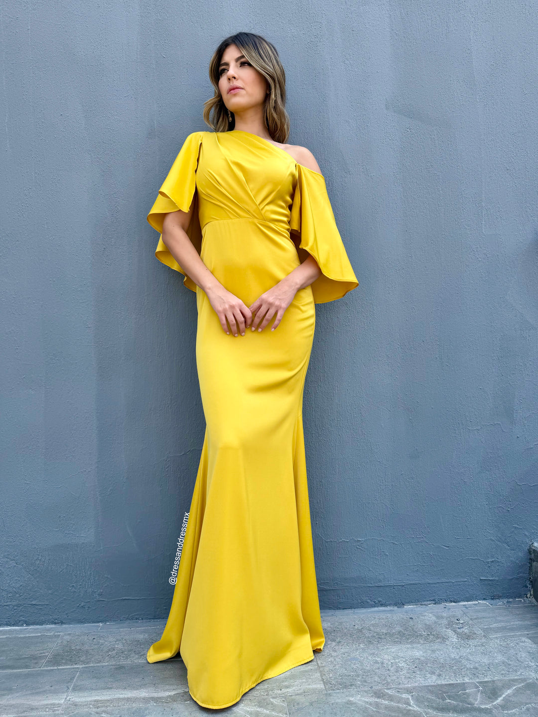 Vestido amarillo mangas tipo capa