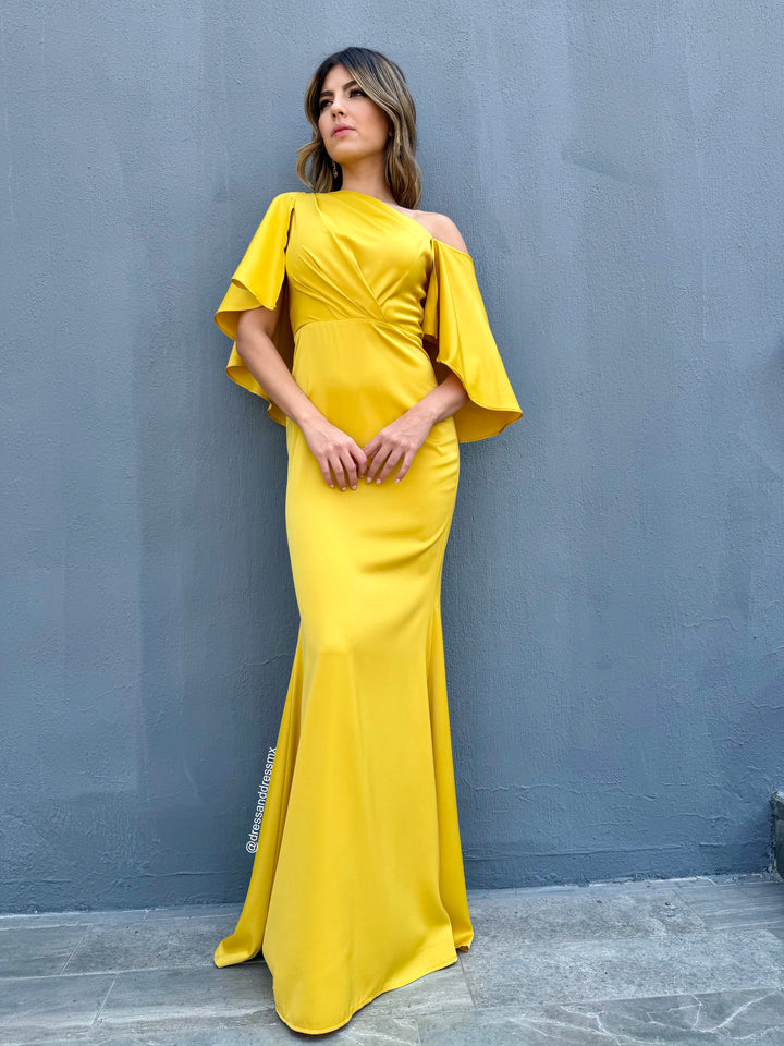 Vestido amarillo mangas tipo capa
