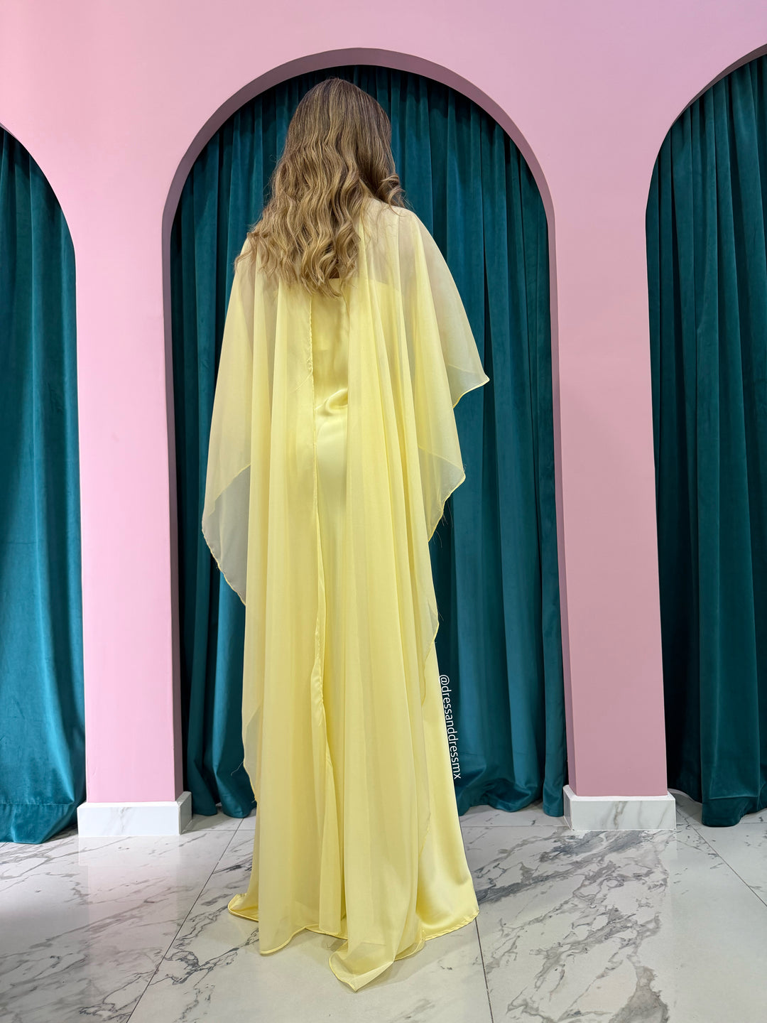 Vestido capa amarilla