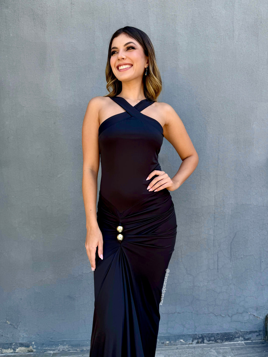 Vestido negro detalle dorado