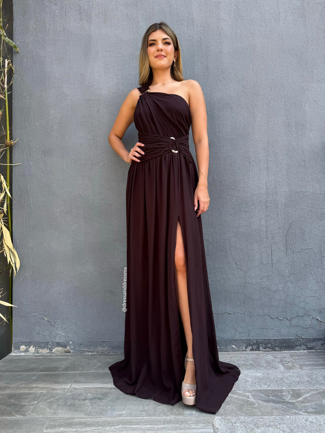 Vestido café obscuro argollas