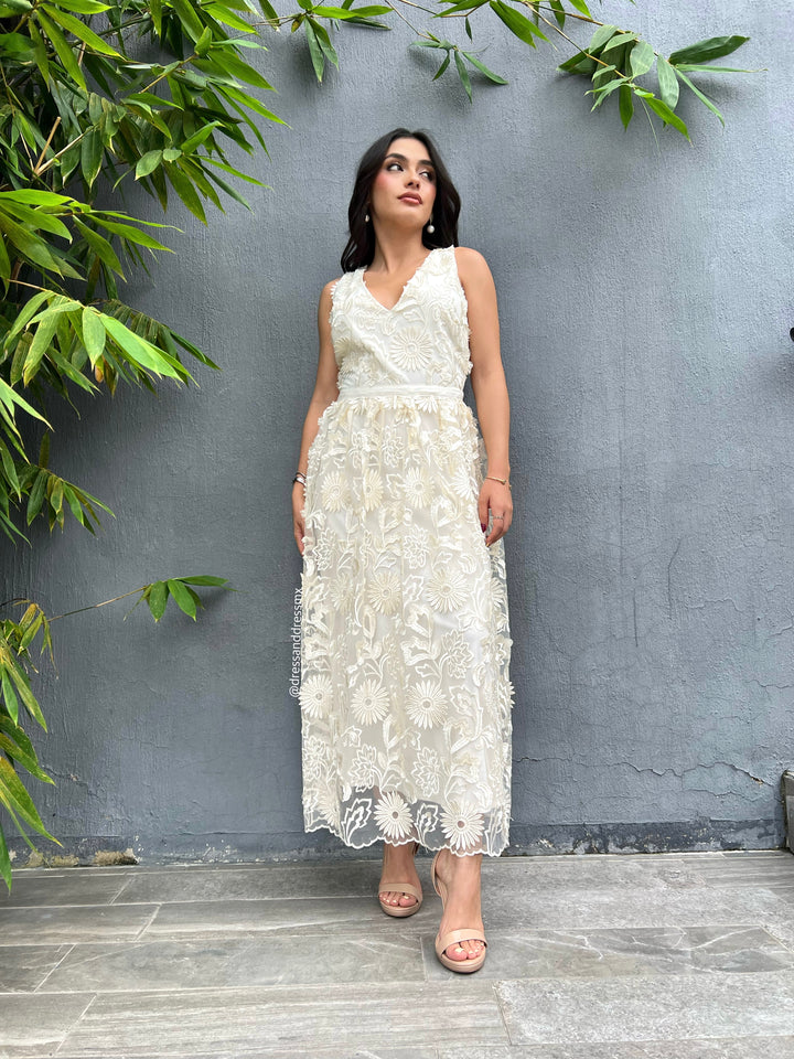 Vestido crema bordado midi