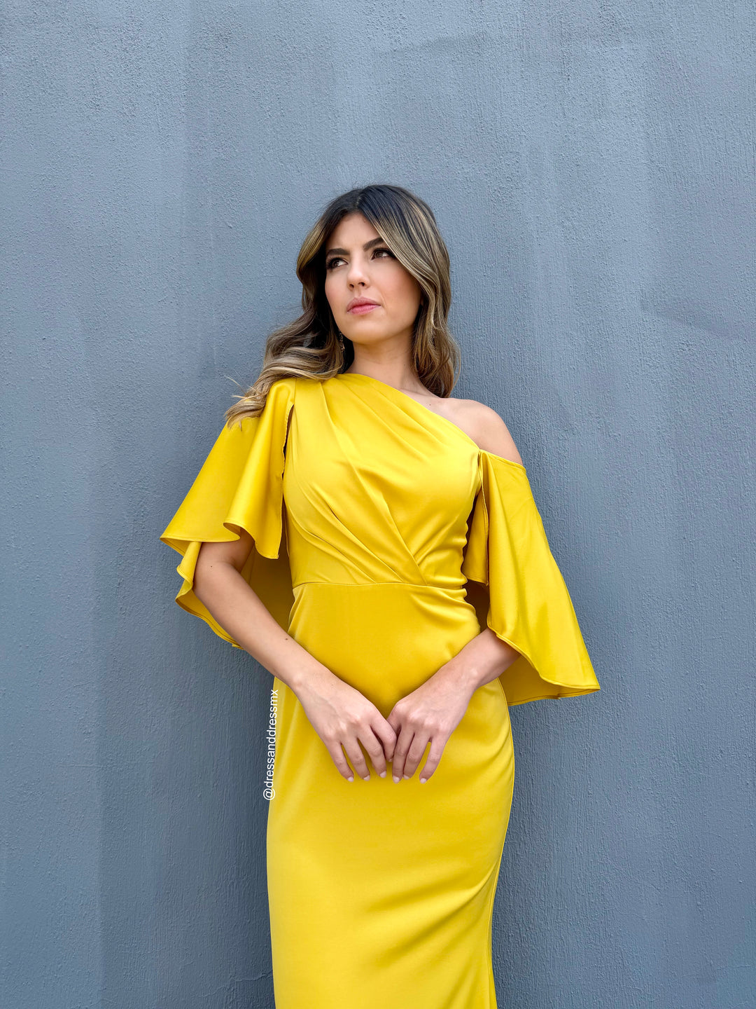 Vestido amarillo mangas tipo capa
