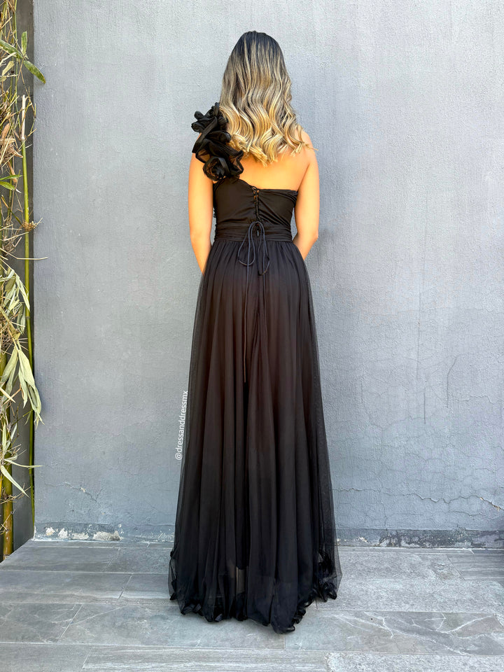 Vestido negro olanes en hombro