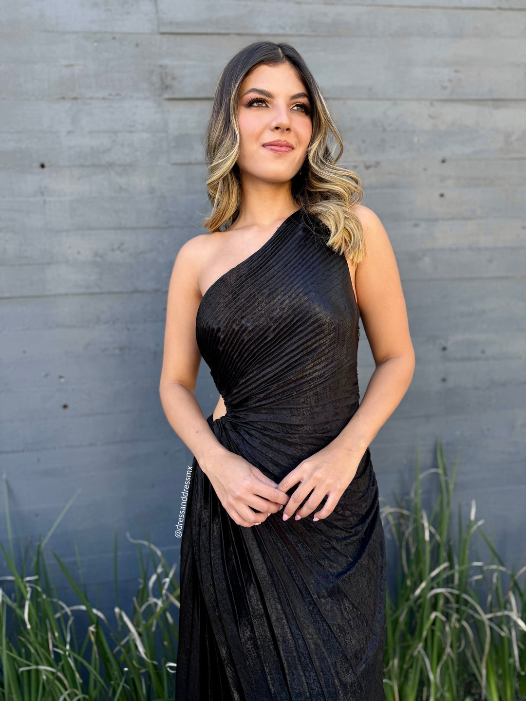 Vestido tableado cut out