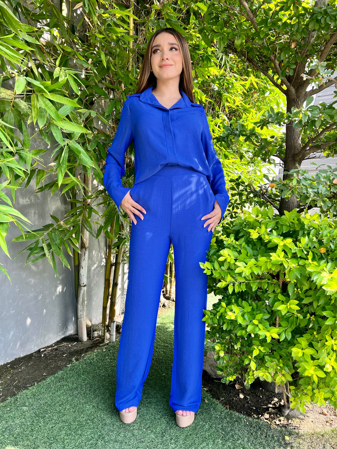 Set pantalón y camisa azul rey