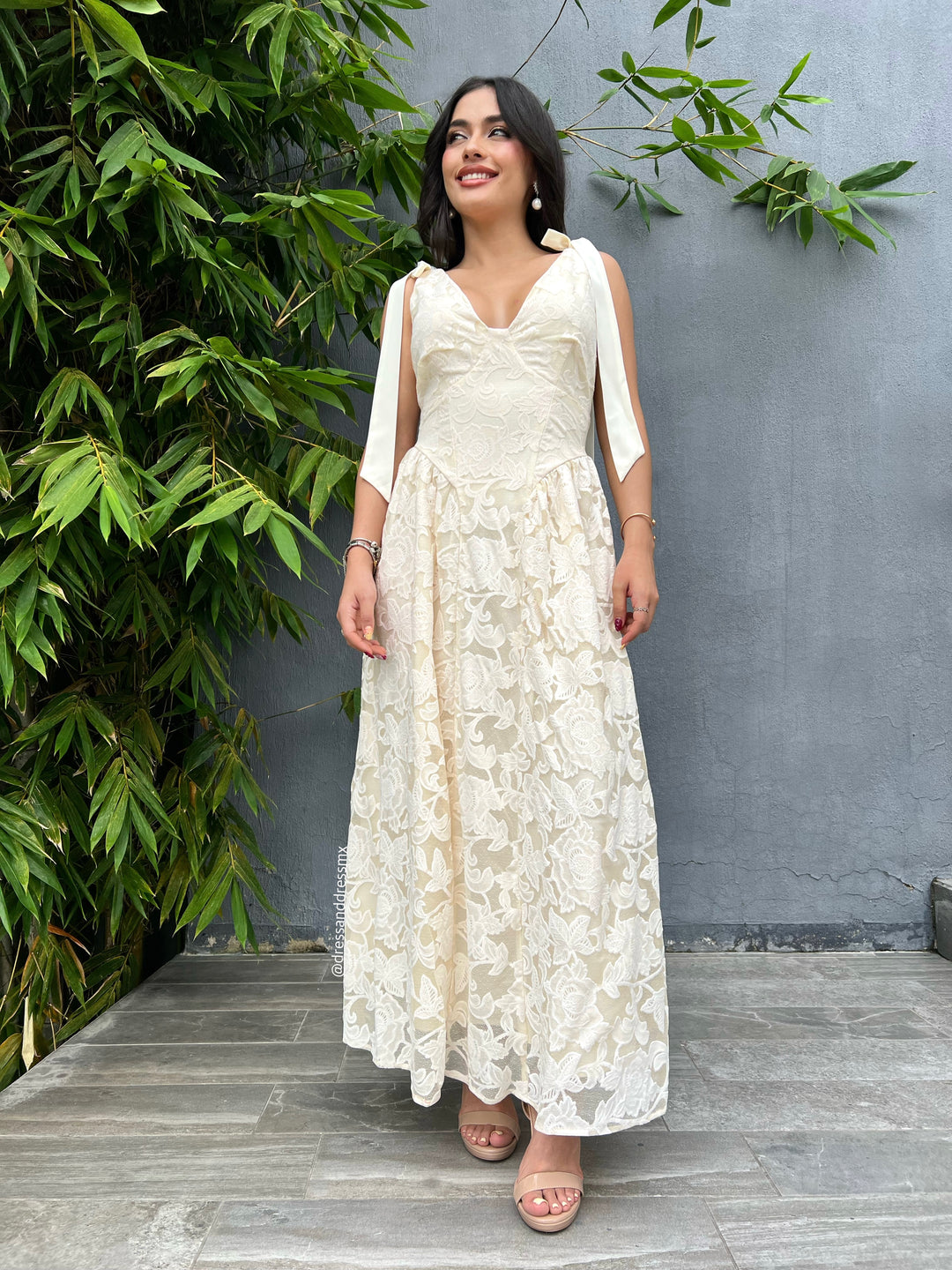 Vestido crema escote V