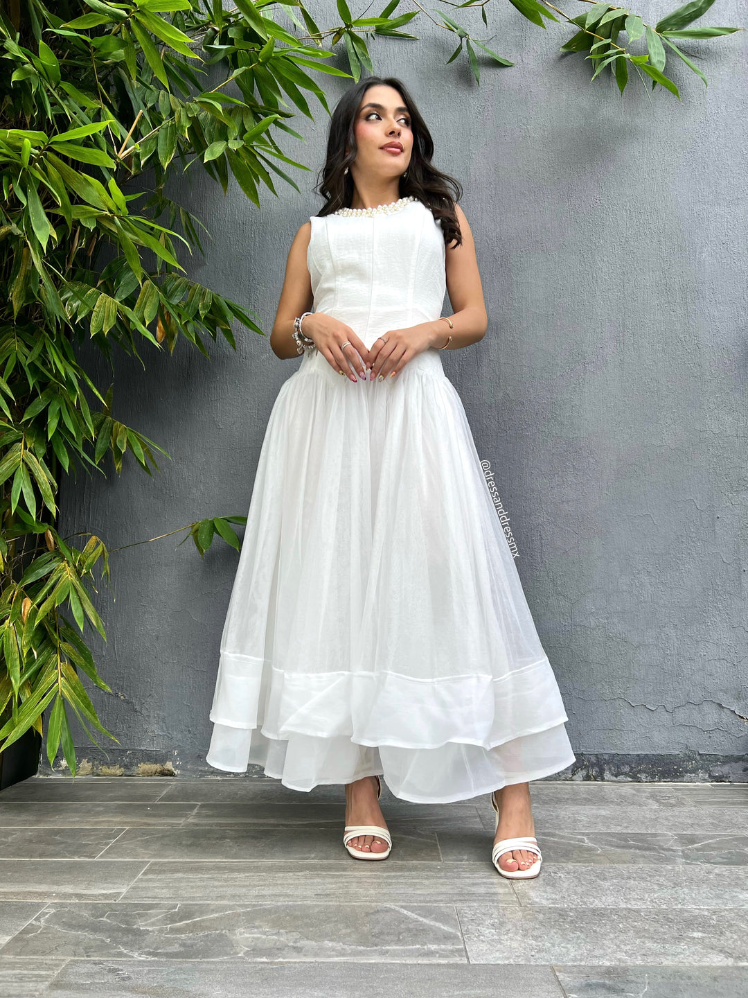 Vestido perlas cuello