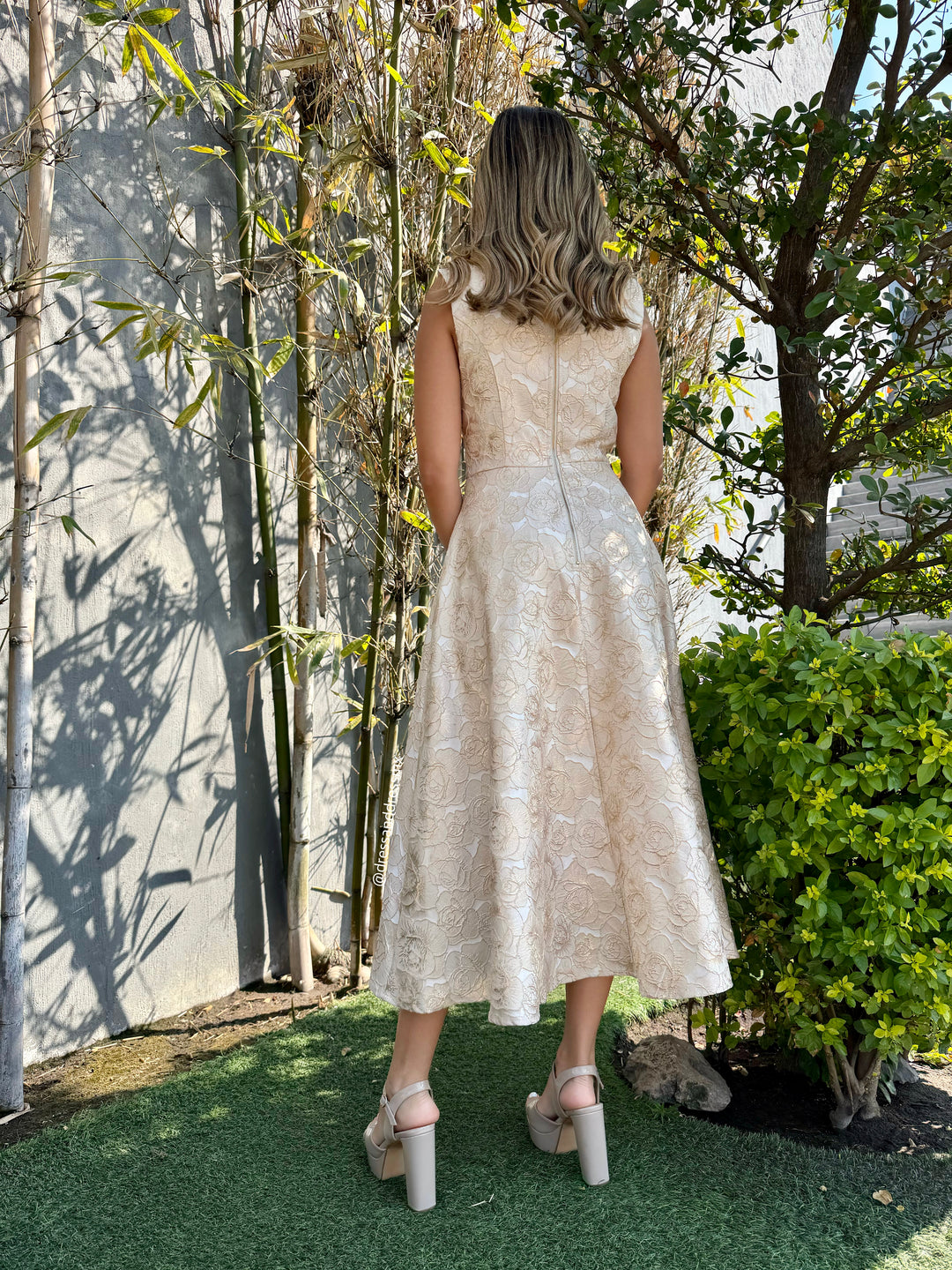 Vestido perla flores doraditas midi