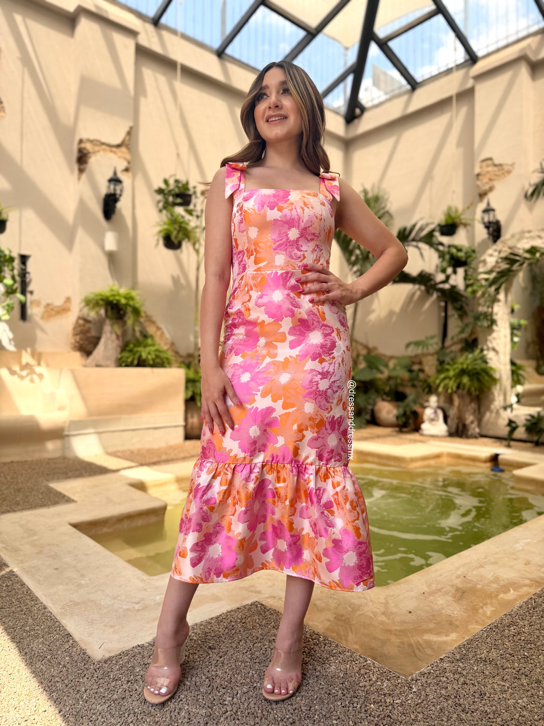 Vestido midi rosa con naranja