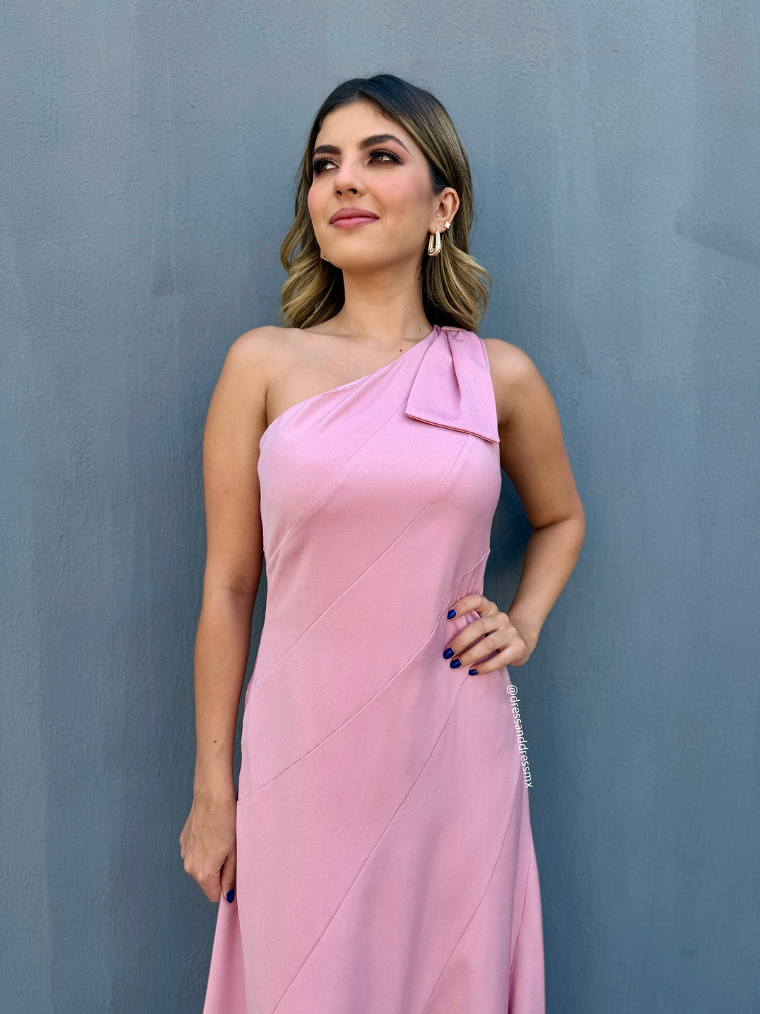 Vestido un tirante rosa