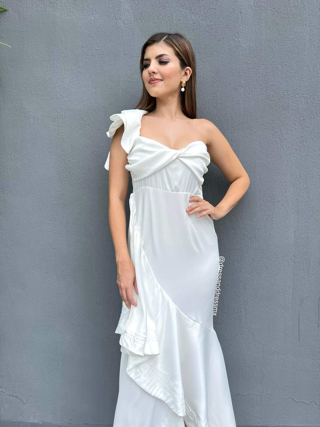 Vestido blanco un hombro volantes