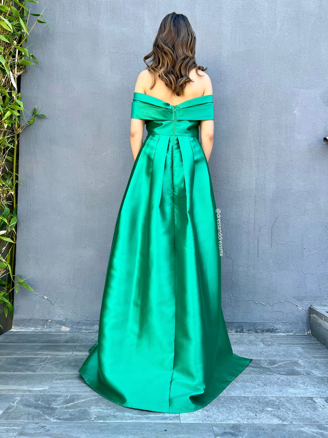 Vestido verde esmeralda cola
