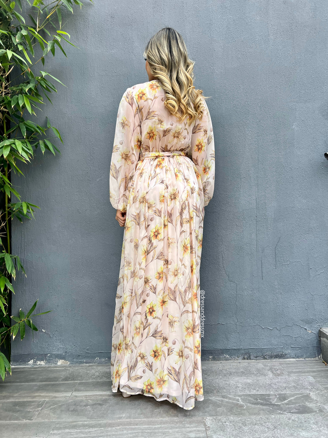 Maxivestido beige flores amarillas