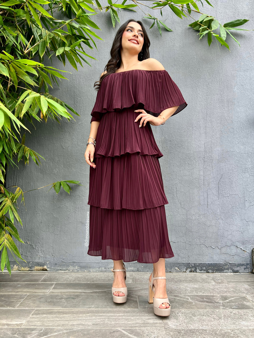 Vestido tinto offshoulder