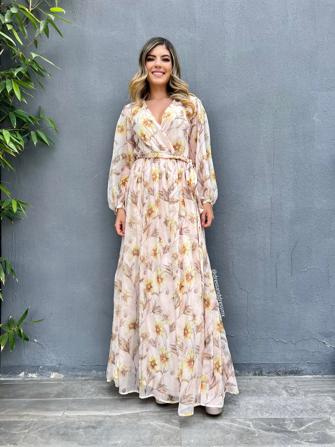 Maxivestido beige flores amarillas