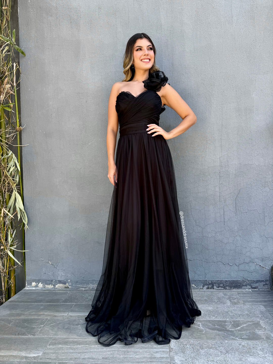 Vestido negro olanes en hombro