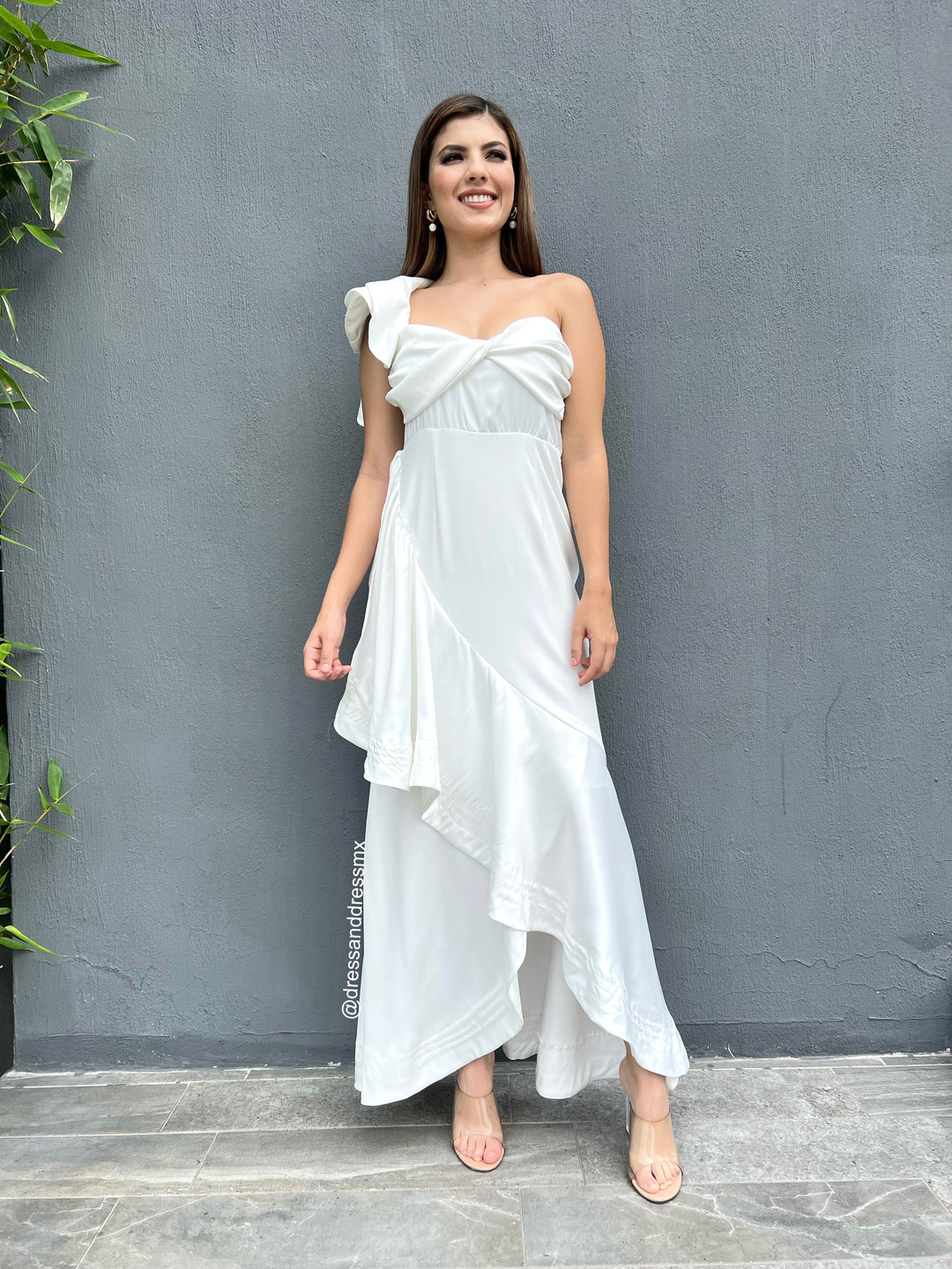 Vestido blanco un hombro volantes