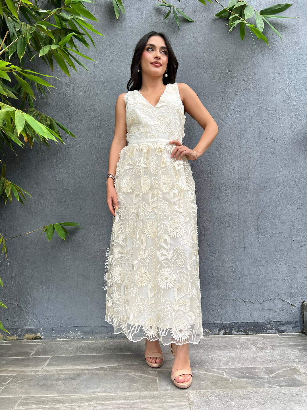 Vestido crema bordado midi
