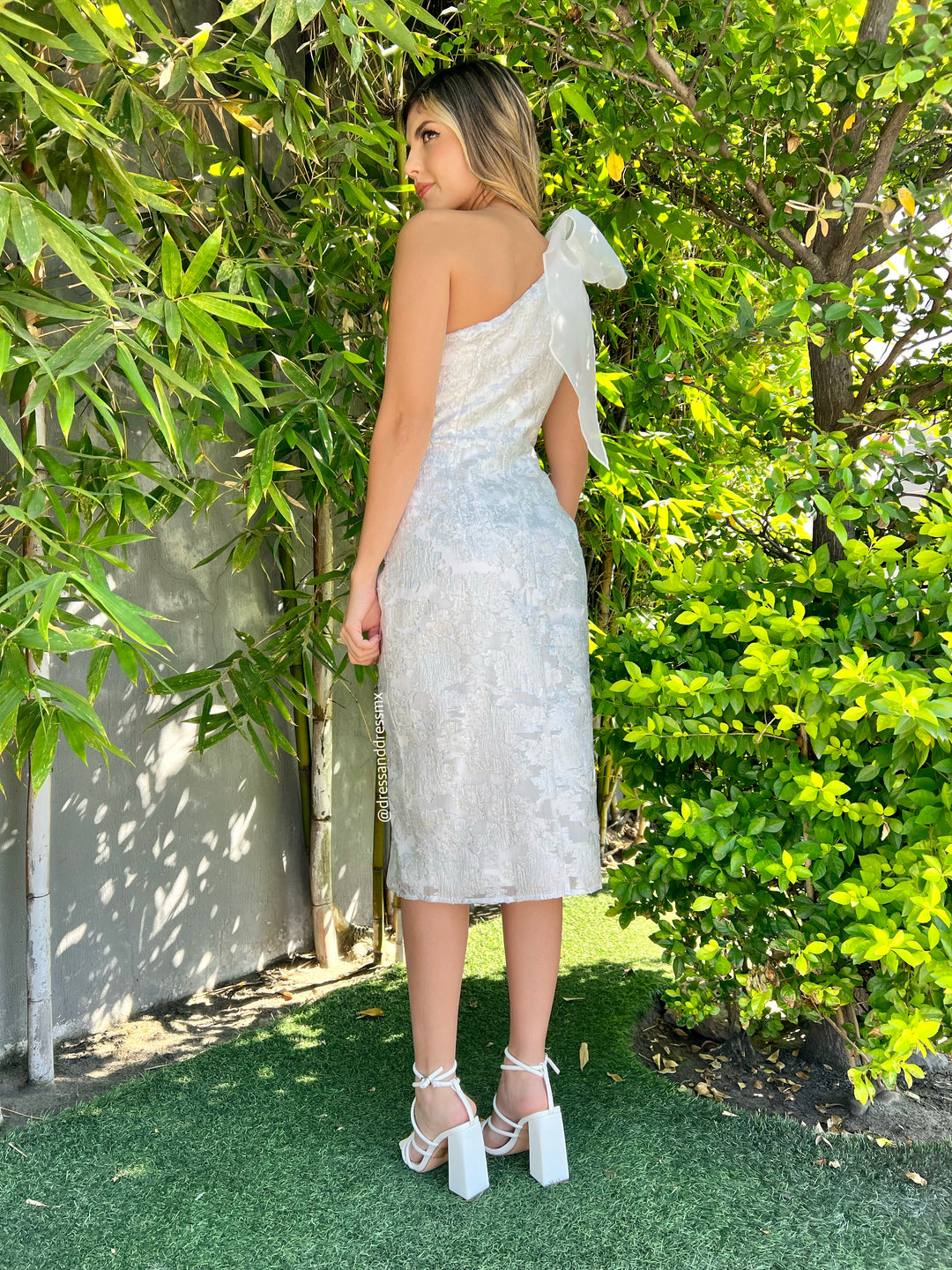 Vestido un hombro moño blanco