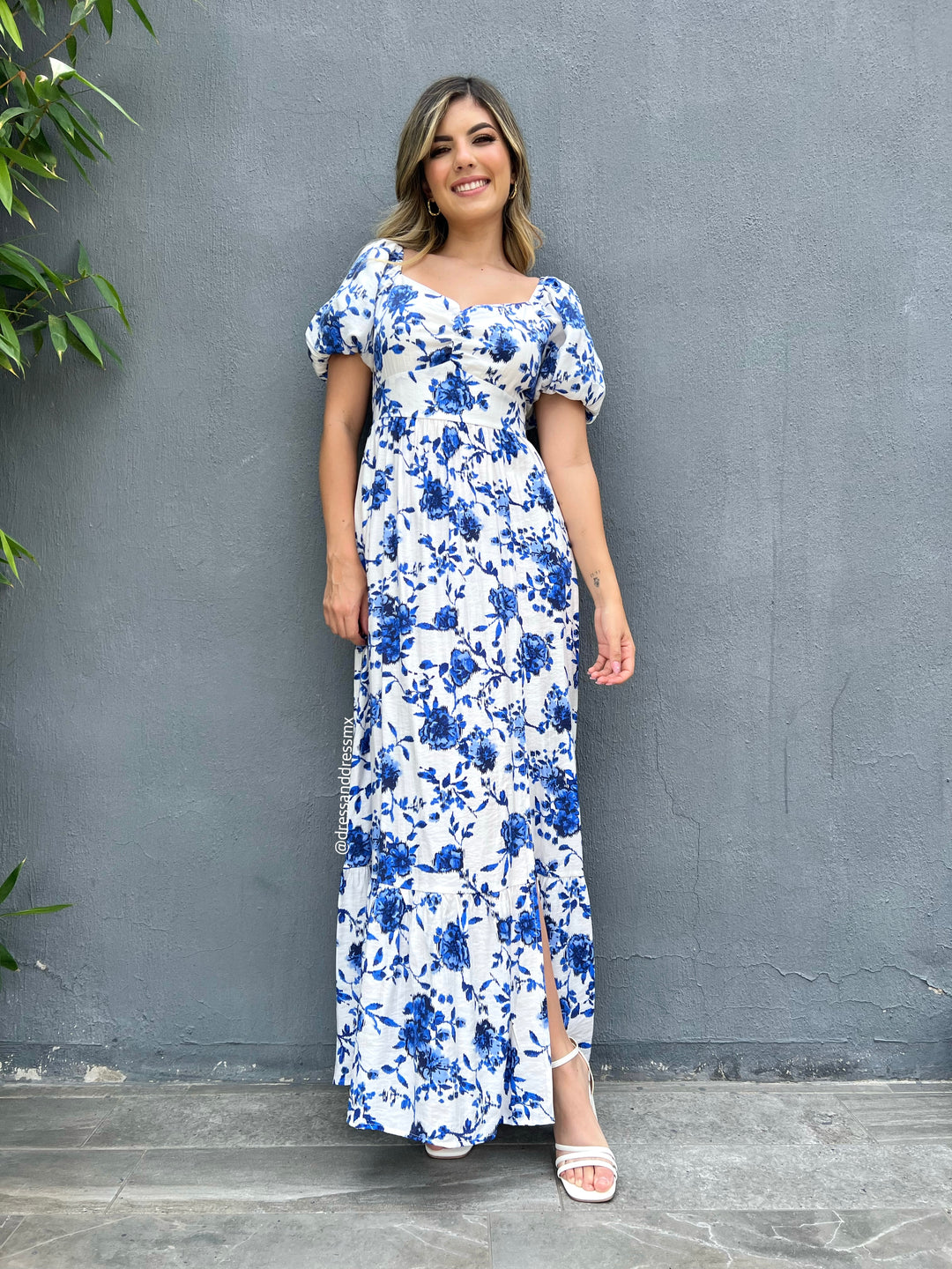 Vestido blanco flores azul rey