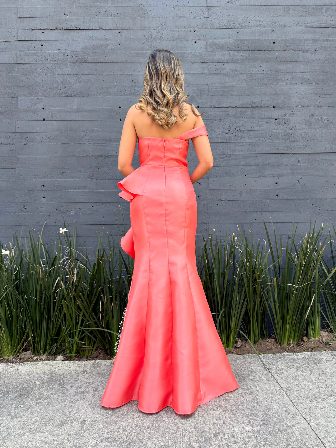 Vestido melón volantes abertura
