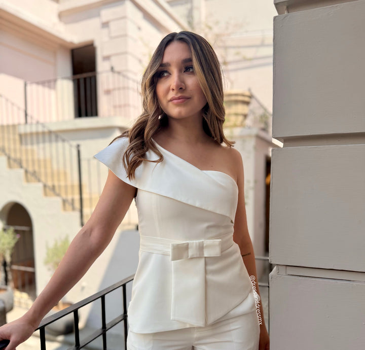 Set blusa asimétrica y pantalón ivory