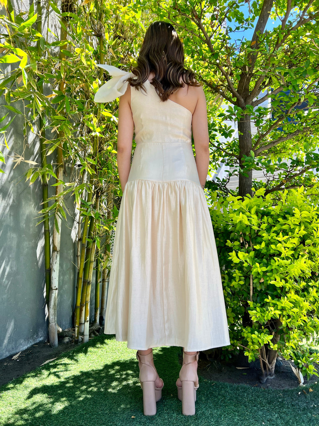 Vestido crema moño