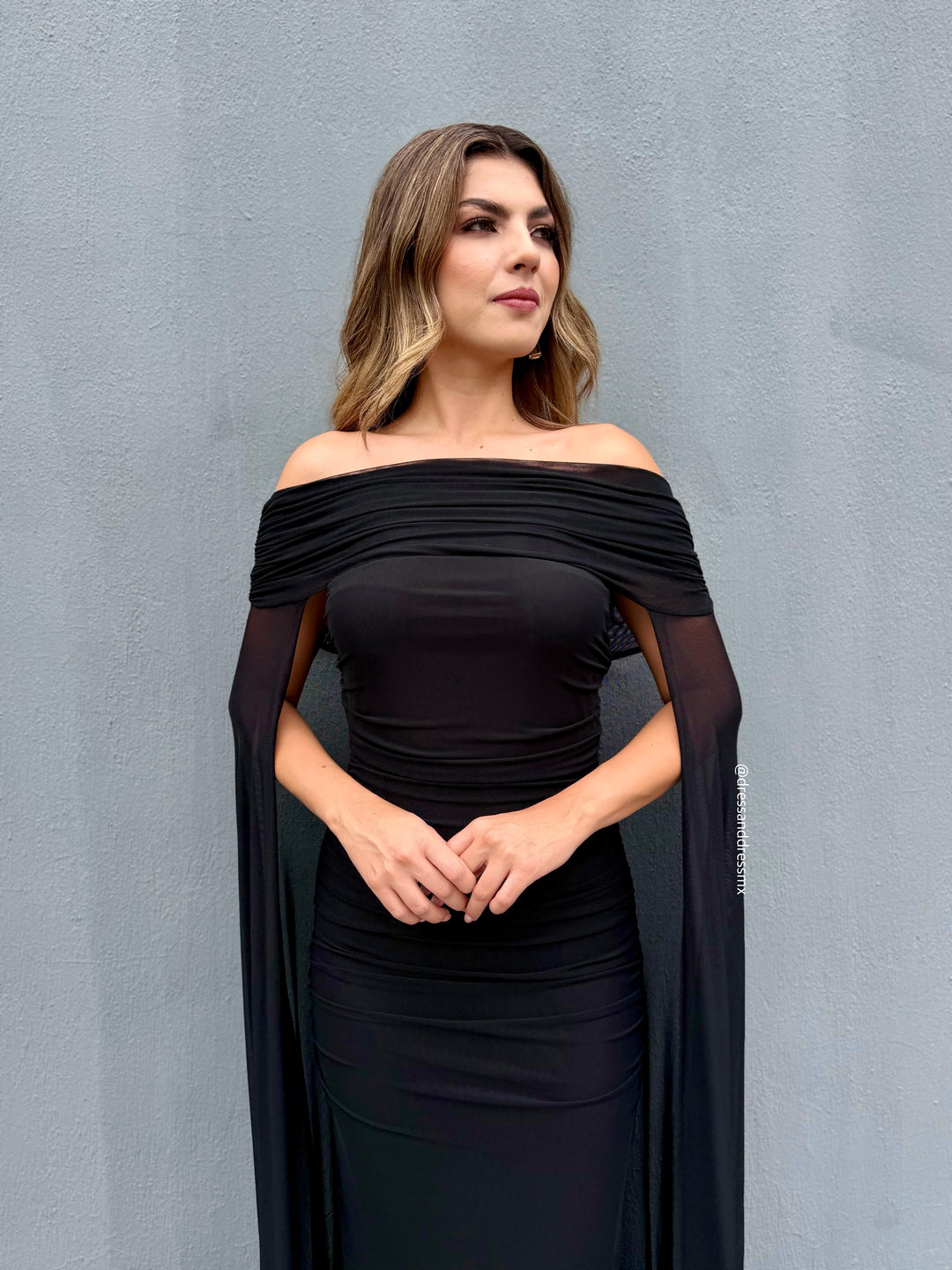 Vestido negro capa