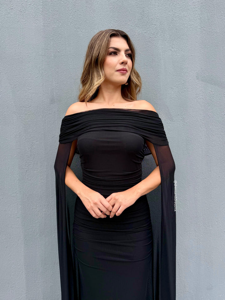 Vestido negro capa