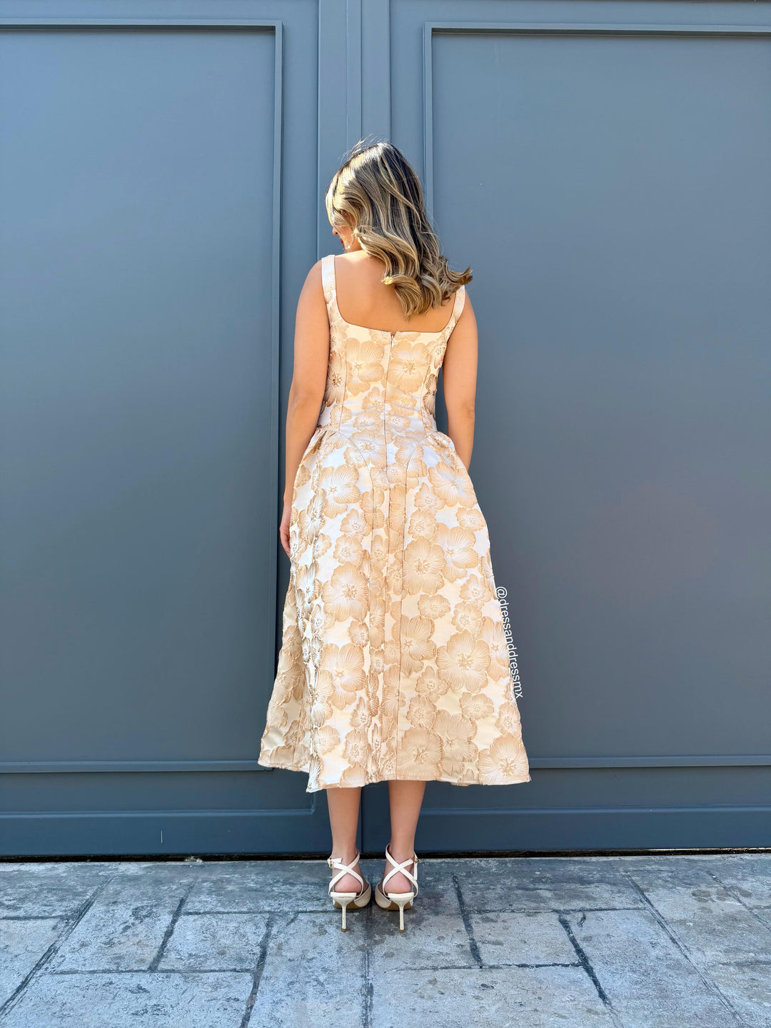 Vestido crema con dorado