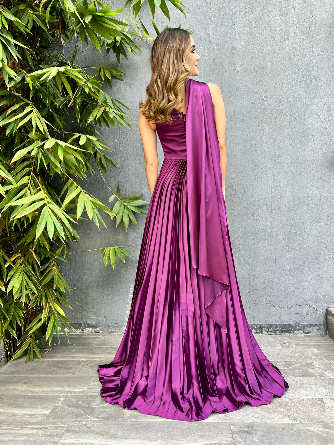 Vestido morado tableado