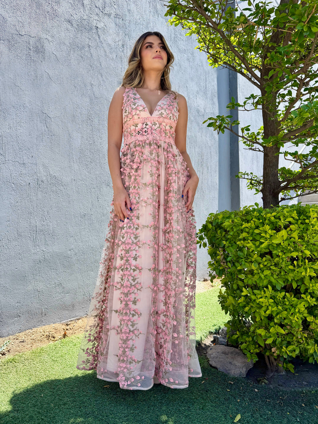 Vestido bordado flores rosas