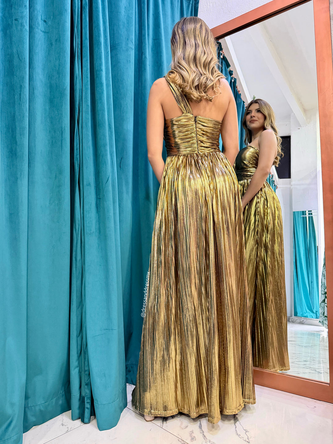 Vestido dorado metálico