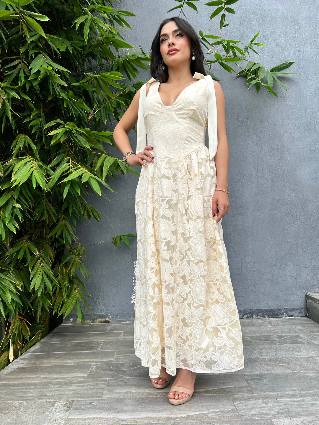 Vestido crema escote V