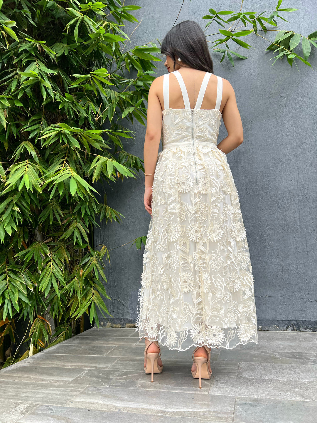 Vestido crema bordado midi