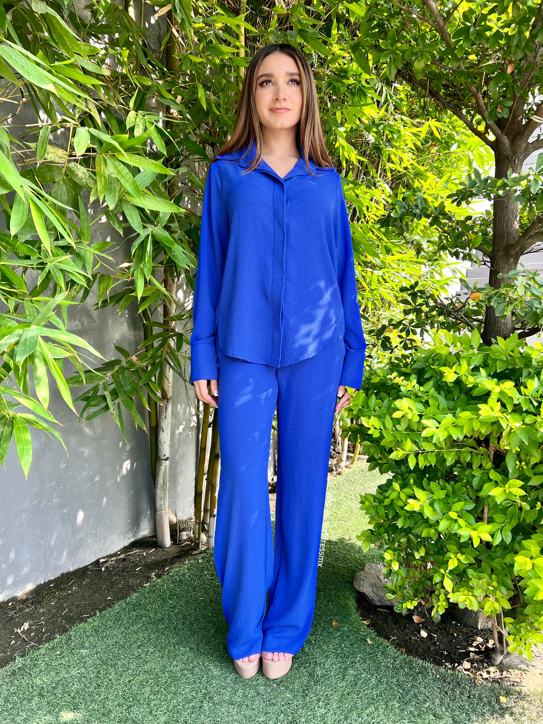 Set pantalón y camisa azul rey