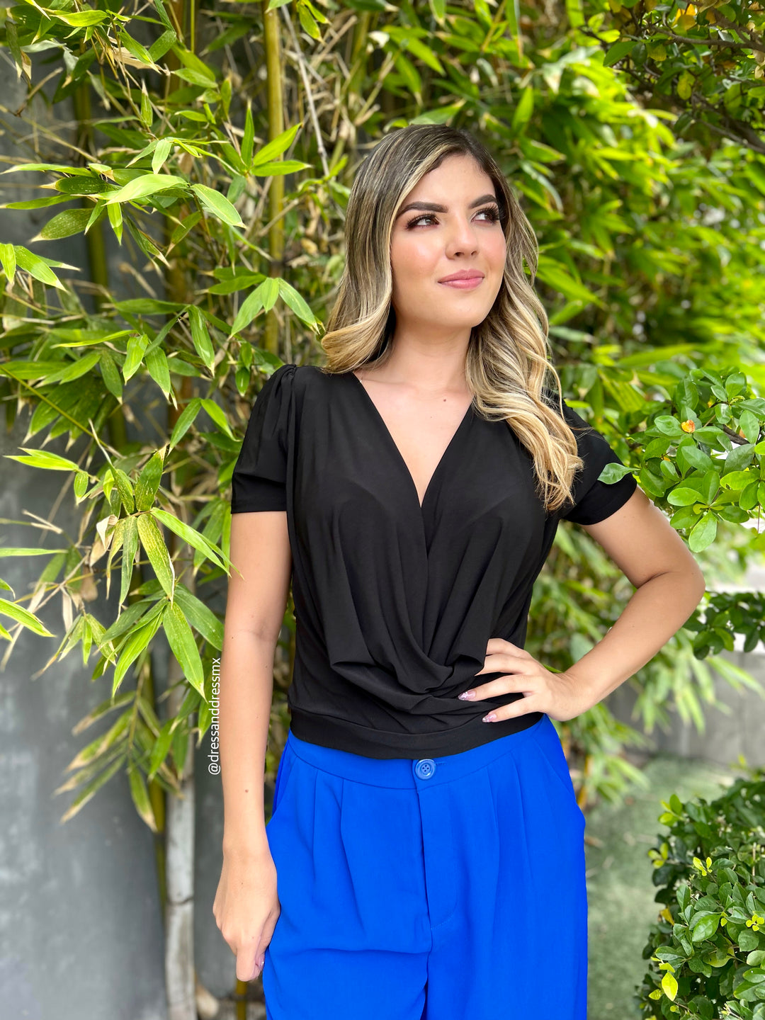 Blusa negra drapeada